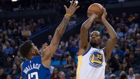 Kevin Durant lanza a canasta ante la defensa de Wallace