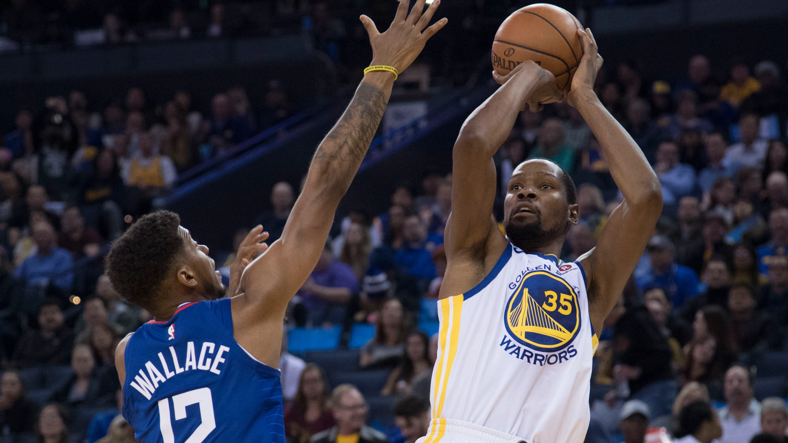 Kevin Durant lanza a canasta ante la defensa de Wallace