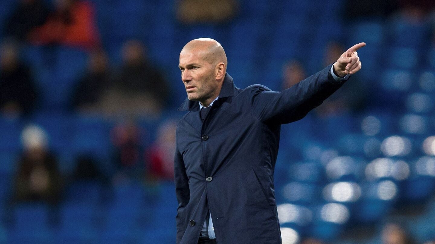 Zidane da instrucciones a sus jugadores en el Bernab&eacute;u