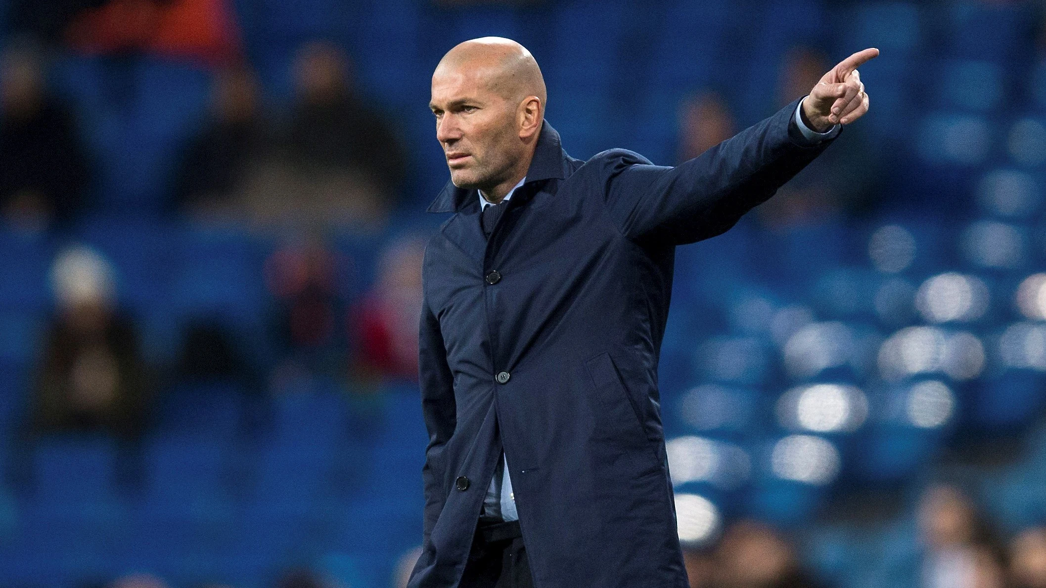 Zidane da instrucciones a sus jugadores en el Bernabéu