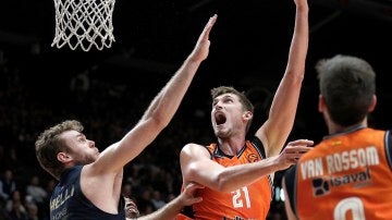 Tibor Pleiss lanza a canasta