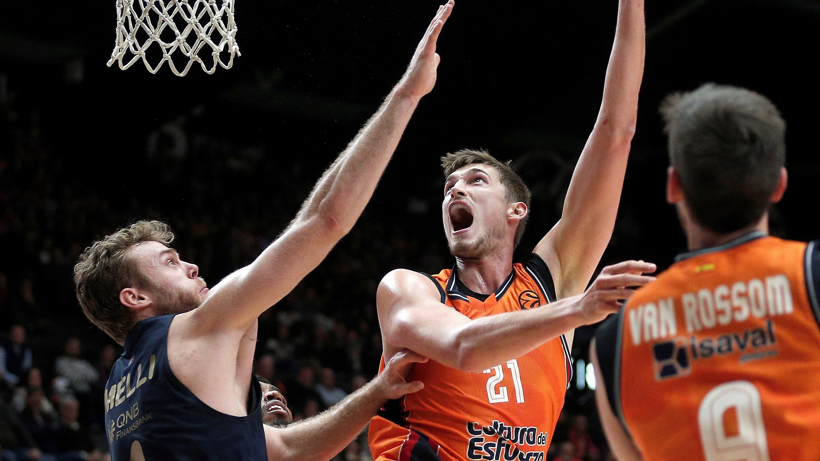 Tibor Pleiss lanza a canasta