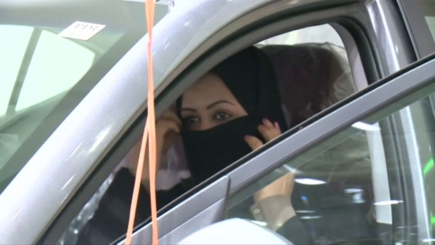 Arabia Saud&iacute; celebra la primera exposici&oacute;n de coches s&oacute;lo para mujeres