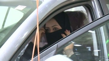 Arabia Saudí celebra la primera exposición de coches sólo para mujeres