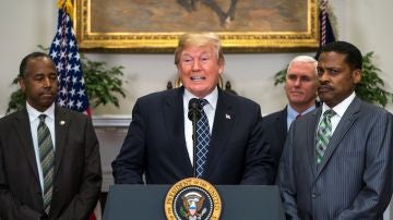 El presidente estadounidense, Donald Trump, pronuncia un discurso junto al presidente del Centro Martin Luther King Jr., Isaac Newton Farris Jr y al secretario de Vivienda y Desarrollo Urbano, Ben Carson