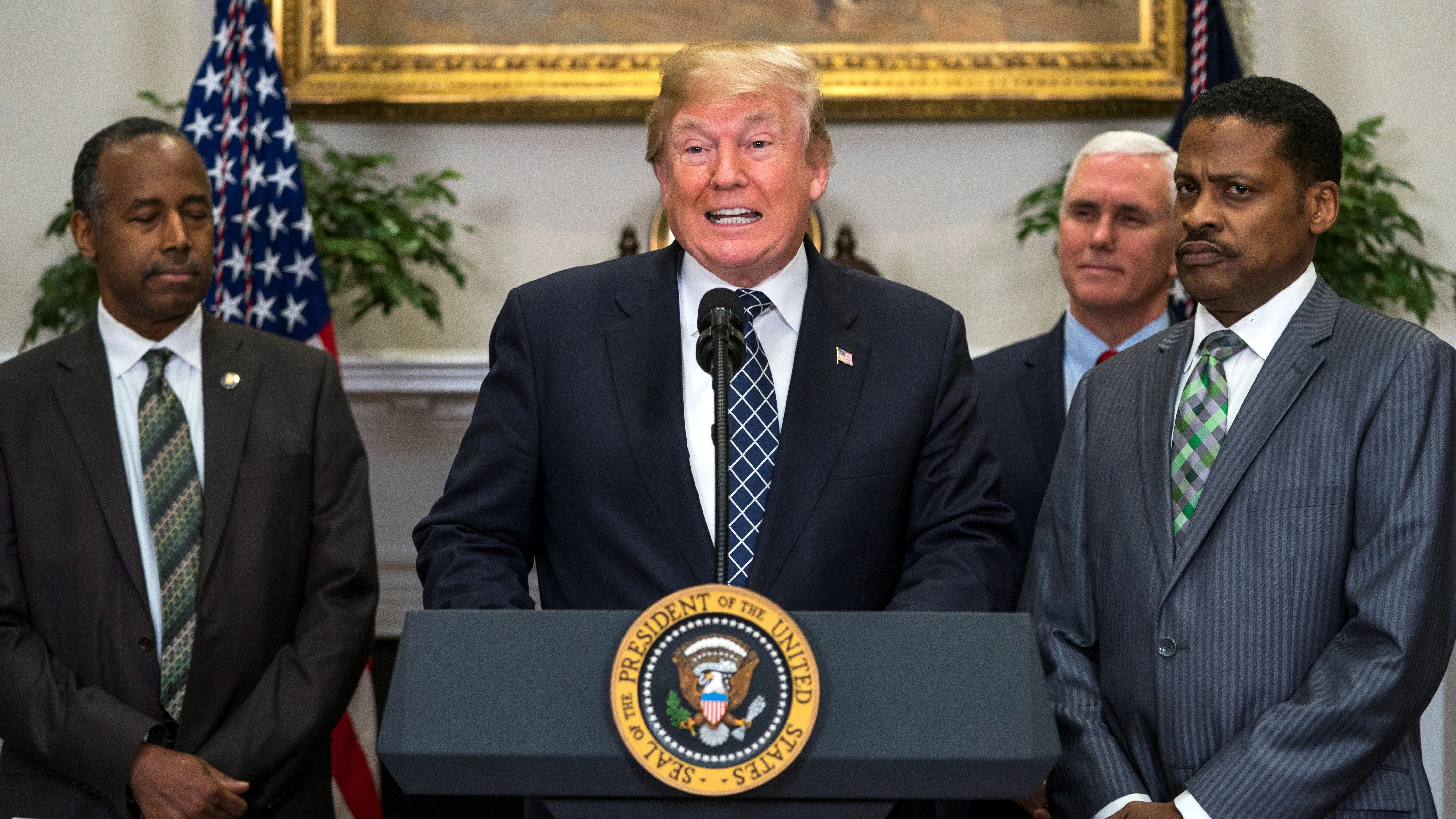 El presidente estadounidense, Donald J. Trump, pronuncia un discurso junto al presidente del Centro Martin Luther King Jr., Isaac Newton Farris Jr y al secretario de Vivienda y Desarrollo Urbano, Ben Carson