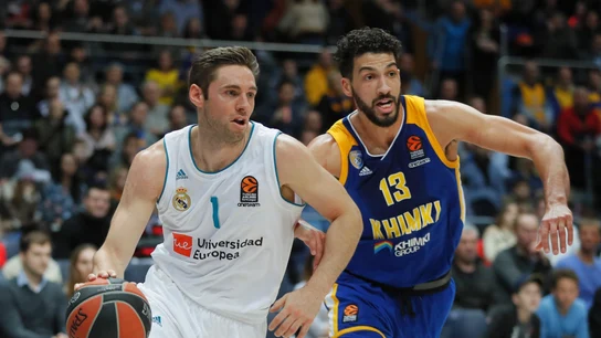 Anthony Gill defiende al escolta francés Fabien Causeur Anthony Gill defiende al escolta francés Fabien Causeur