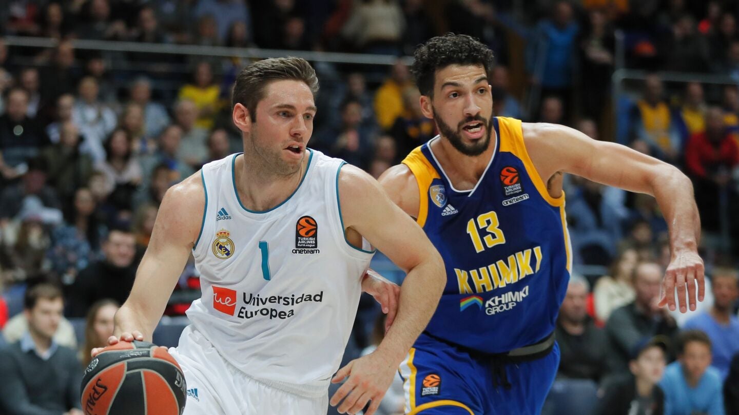  Anthony Gill defiende al escolta franc&eacute;s Fabien Causeur