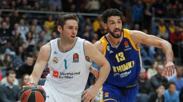  Anthony Gill defiende al escolta francés Fabien Causeur