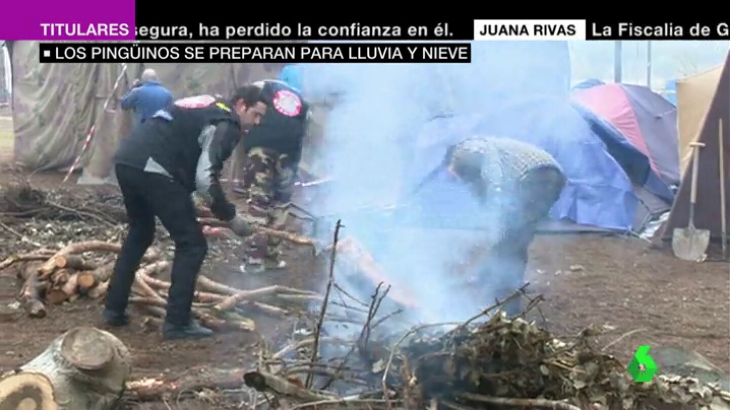Los moteros preparan una hoguera para combatir el fr&iacute;o en Valladolid