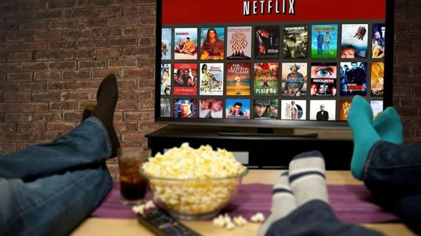 Varias personas ven Netflix en la televisión. netflix2_643x397