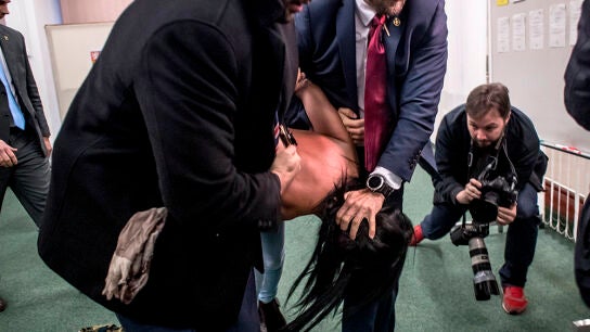 La activista de 'Femen' Angelina Diash es arrestada por miembros de seguridad del presidente de la Rep&uacute;blica Checa, Milos Zeman