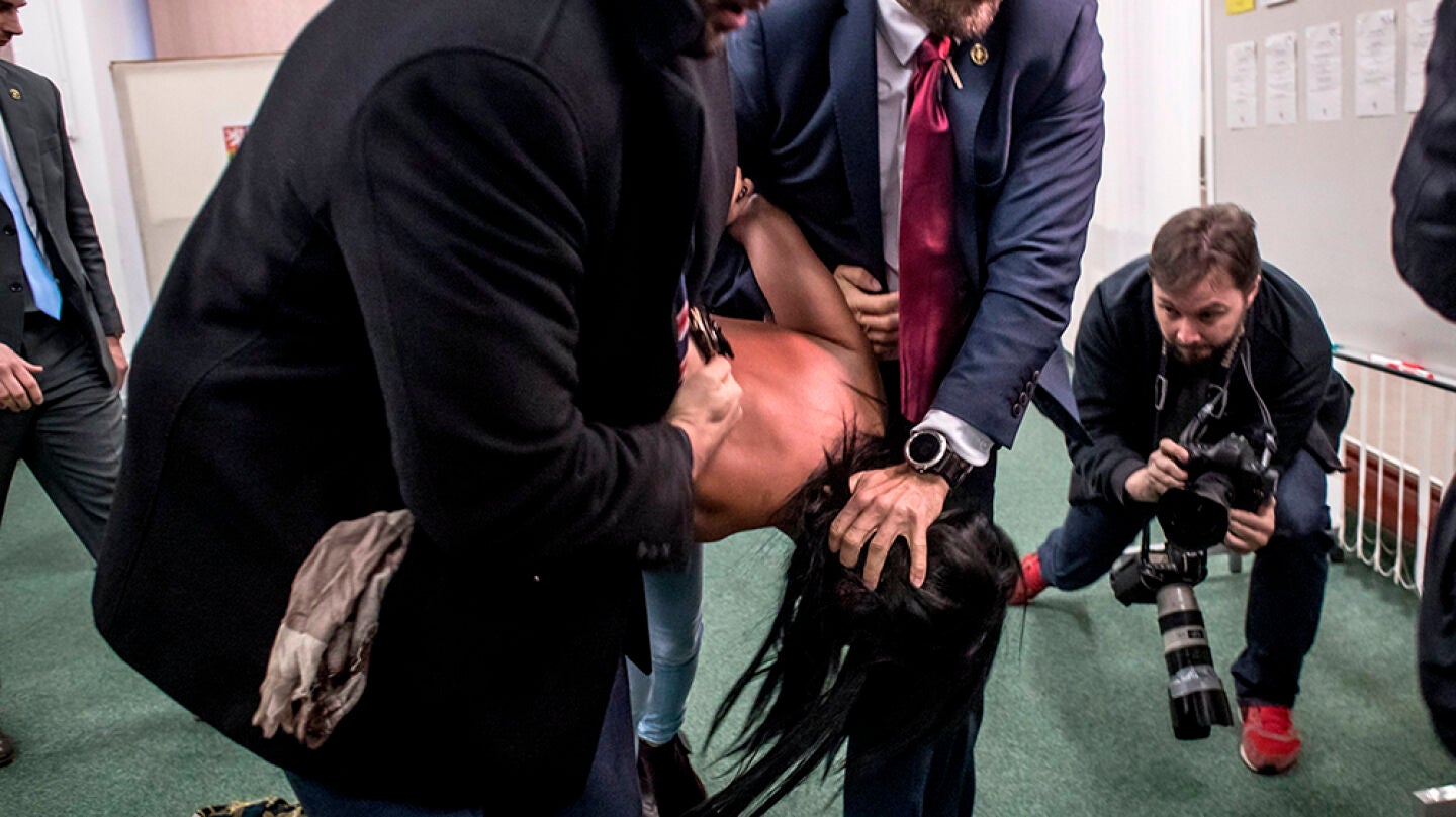La activista de 'Femen' Angelina Diash es arrestada por miembros de seguridad del presidente de la Rep&uacute;blica Checa, Milos Zeman