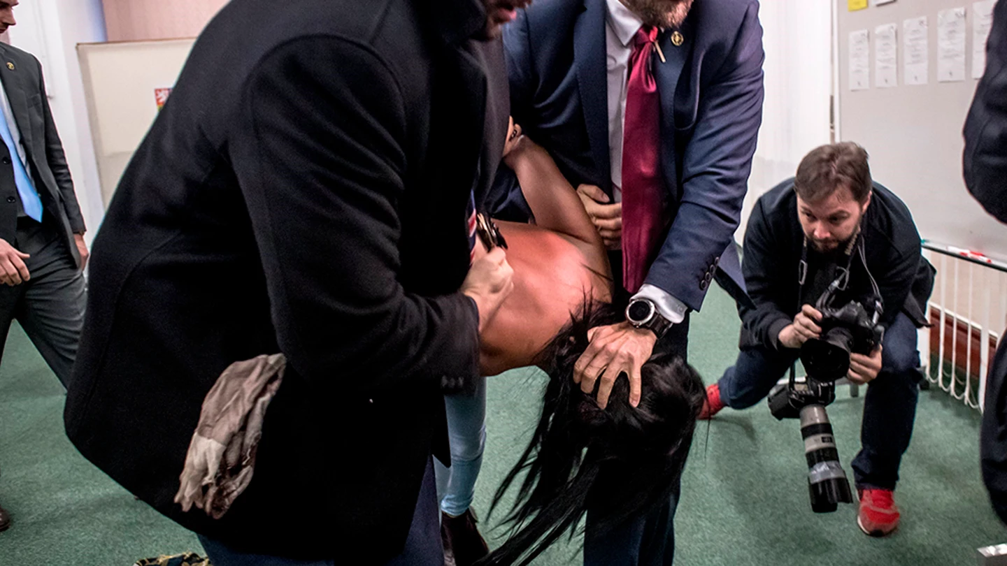 La activista de 'Femen' Angelina Diash es arrestada por miembros de seguridad del presidente de la República Checa, Milos Zeman La activista de 'Femen' Angelina Diash es arrestada por miembros de seguridad del presidente de la República Checa, Milos Zeman