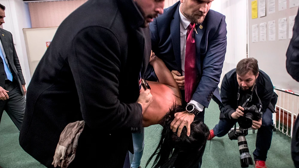 La activista de 'Femen' Angelina Diash es arrestada por miembros de seguridad del presidente de la República Checa, Milos Zeman La activista de 'Femen' Angelina Diash es arrestada por miembros de seguridad del presidente de la República Checa, Milos Zeman