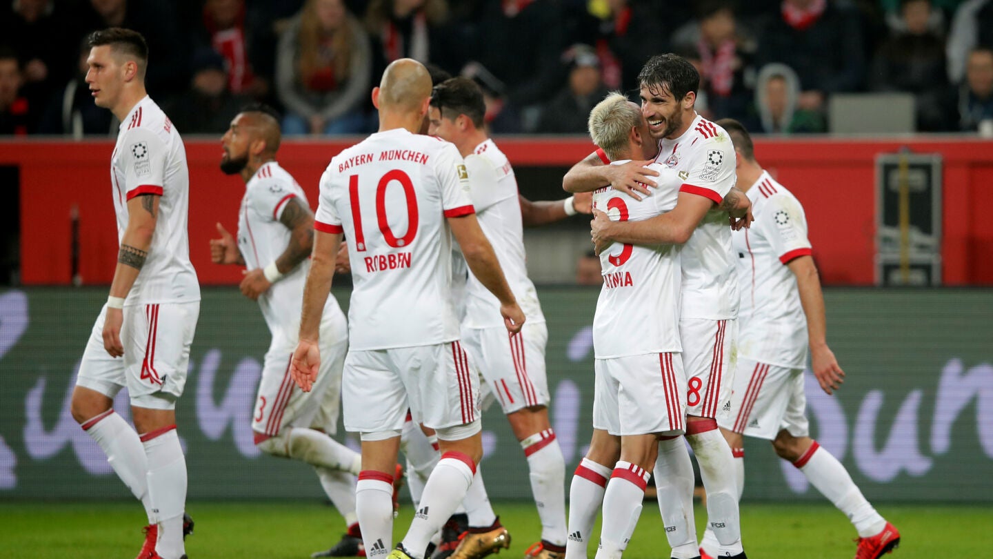 Javi Mart&iacute;nez celebra su gol ante el Leverkusen