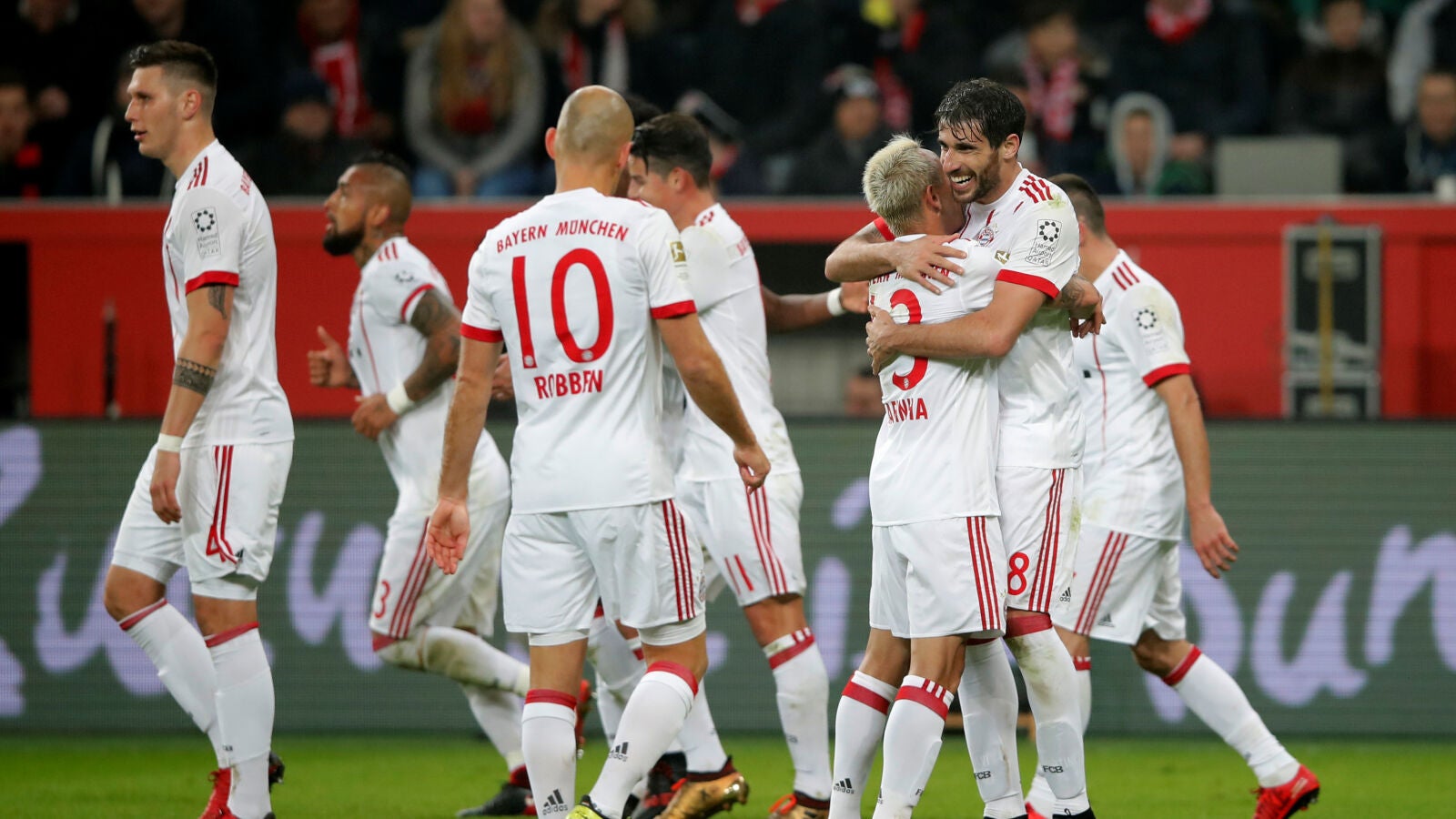 Javi Mart&iacute;nez celebra su gol ante el Leverkusen