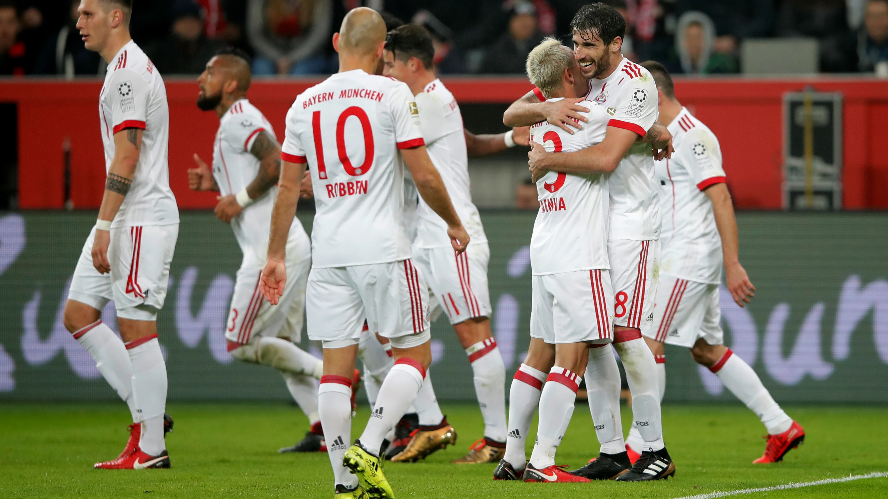 Javi Martínez celebra su gol ante el Leverkusen