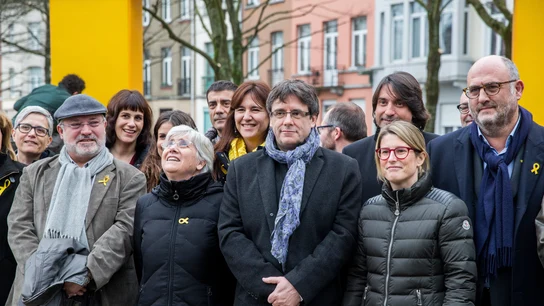 El expresidente catalán Carles Puigdemont posa para una foto de familia con una delegación formada por el grupo parlamentario de JxCat de 25 diputados, en Bruselas El expresidente catalán Carles Puigdemont posa para una foto de familia con una delegación formada por el grupo parlamentario de JxCat de 25 diputados, en Bruselas