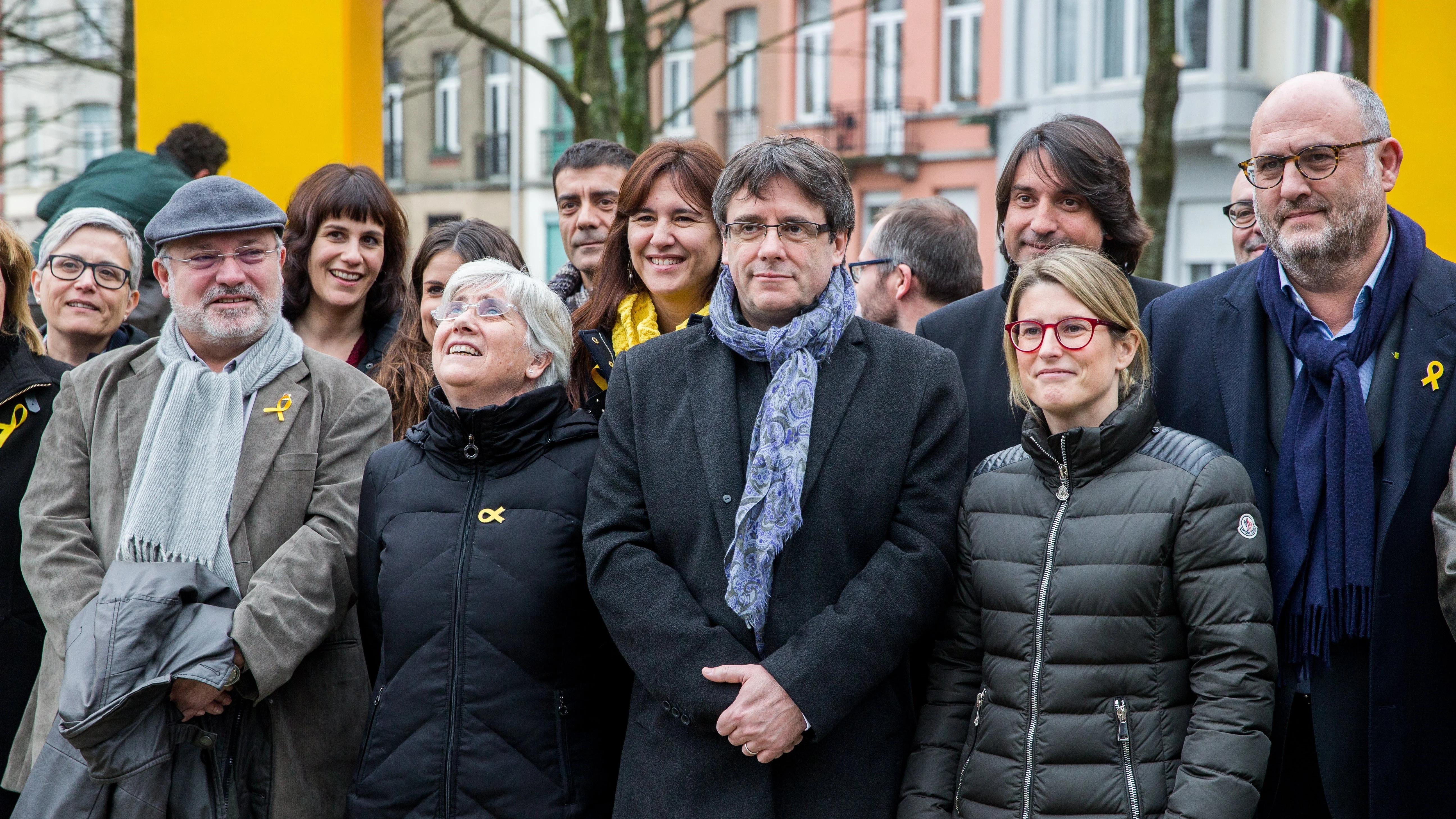 El expresidente catalán Carles Puigdemont posa para una foto de familia con una delegación formada por el grupo parlamentario de JxCat de 25 diputados, en Bruselas