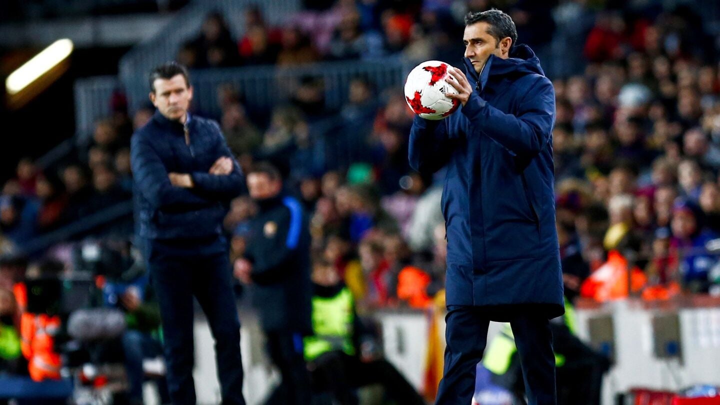 Ernesto Valverde, en la banda del Camp Nou