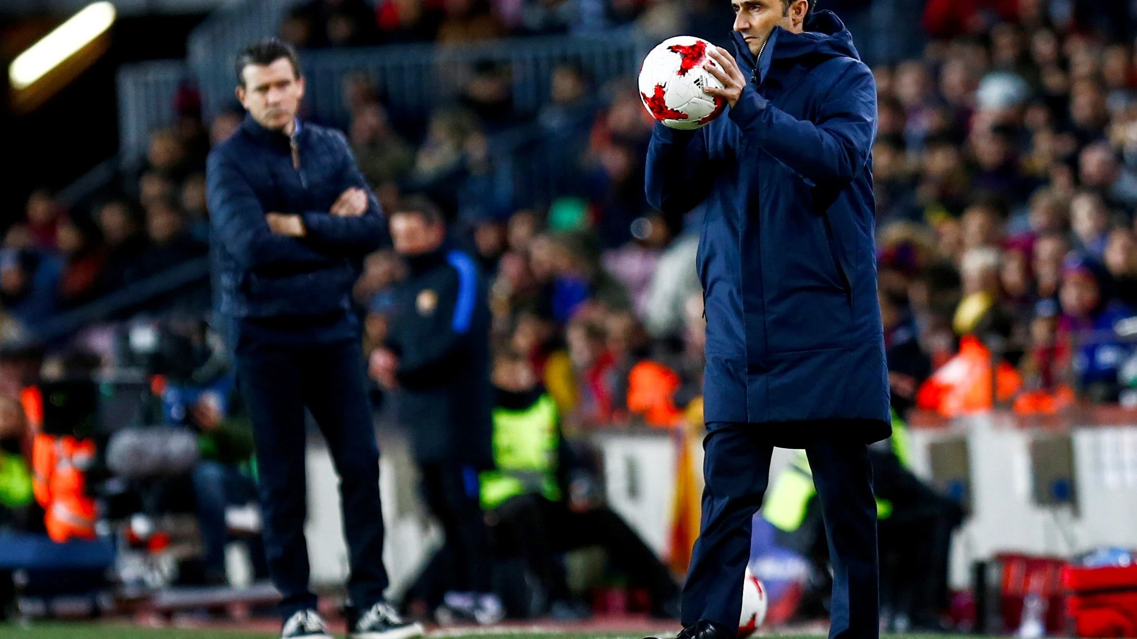 Ernesto Valverde, en la banda del Camp Nou