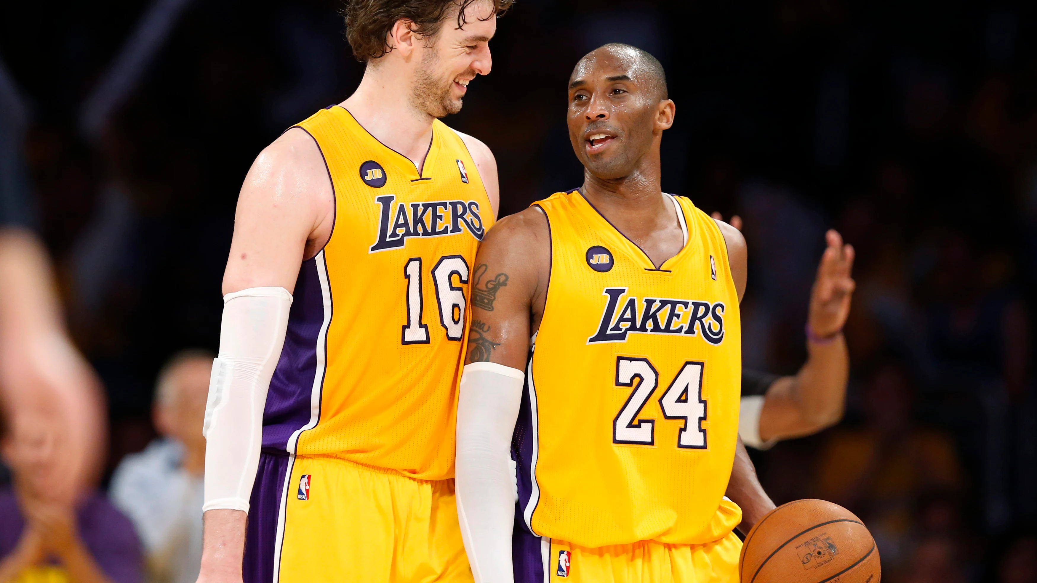 Pau Gasol y Kobe Bryant, durante un partido con los Lakers