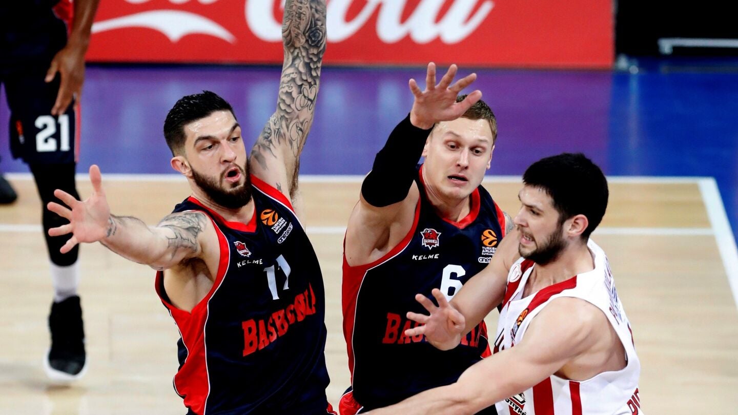 El alero del Olympiacos Kostas Papanikolau, cerrado por la defensa del Baskonia
