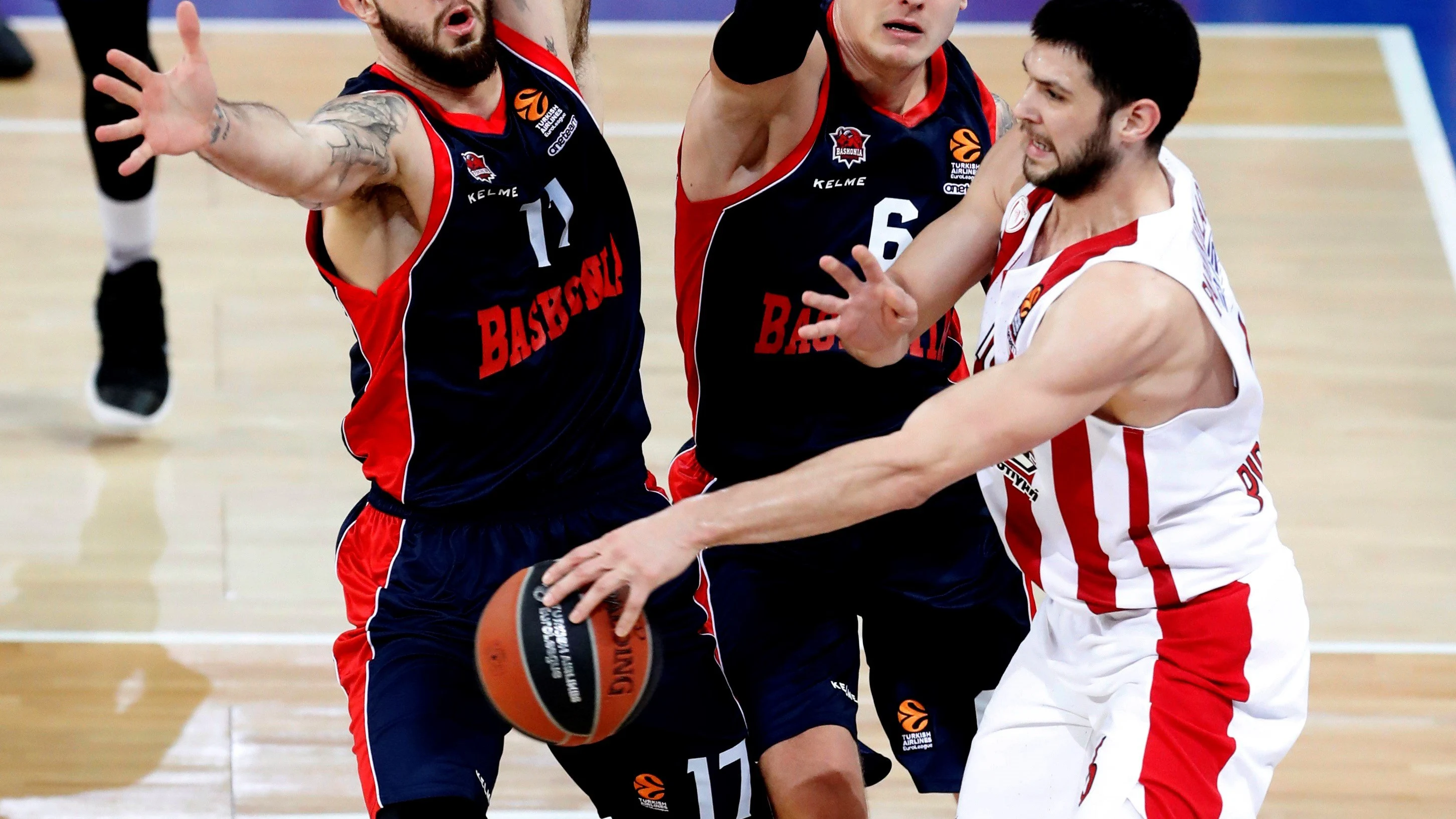 El alero del Olympiacos Kostas Papanikolau, cerrado por la defensa del Baskonia