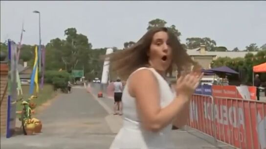 Un cami&oacute;n se lleva por delante la meta de una carrera ciclista