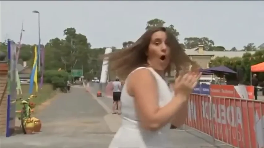 Un camión se lleva por delante la meta de una carrera ciclista Un camión se lleva por delante la meta de una carrera ciclista