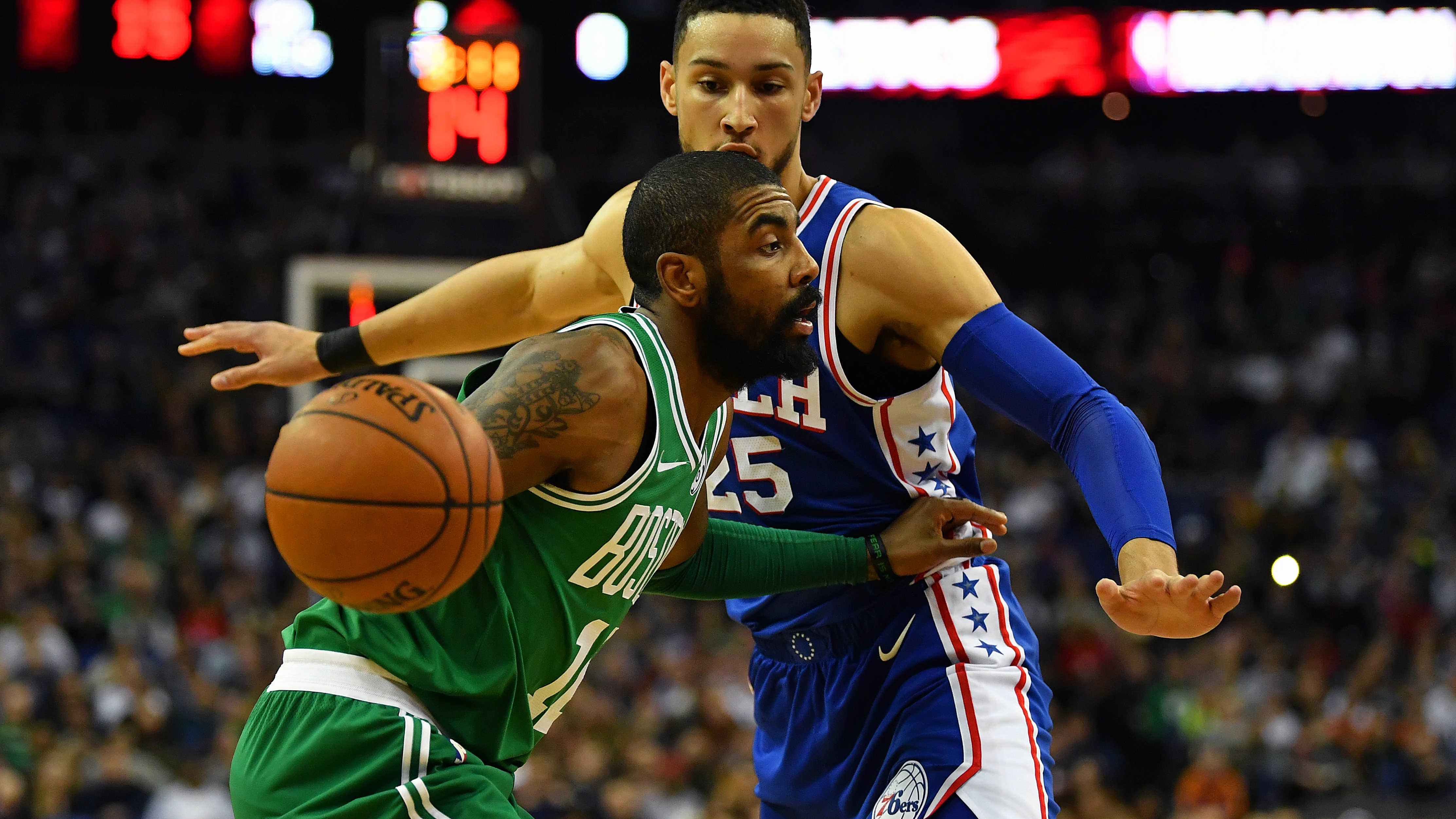 Irving intenta entrar a canasta ante la defensa de Ben Simmons