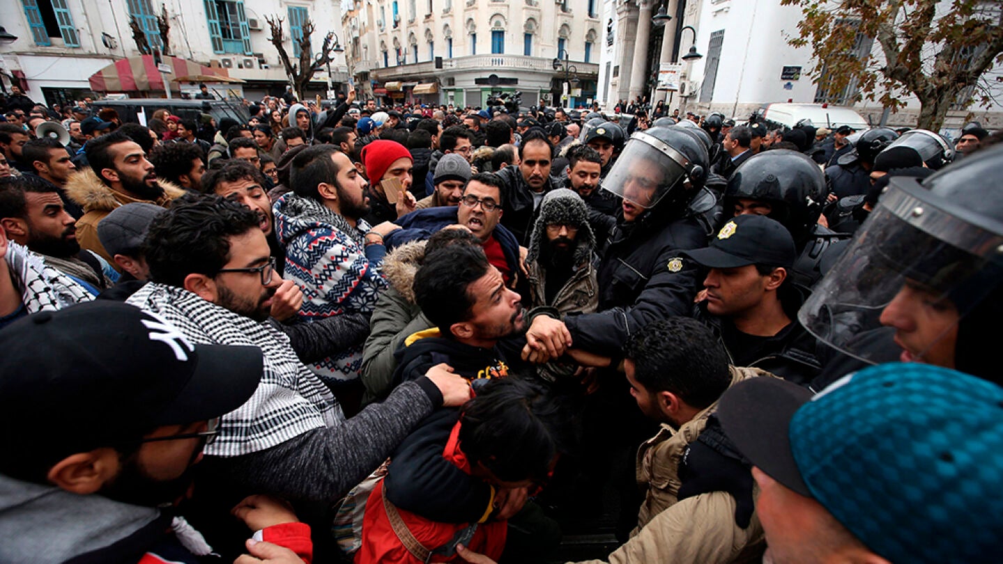 Manifestantes tunecinos se enfrentan a la polic&iacute;a durante una protesta en contra de la pol&iacute;tica econ&oacute;mica del Gobierno
