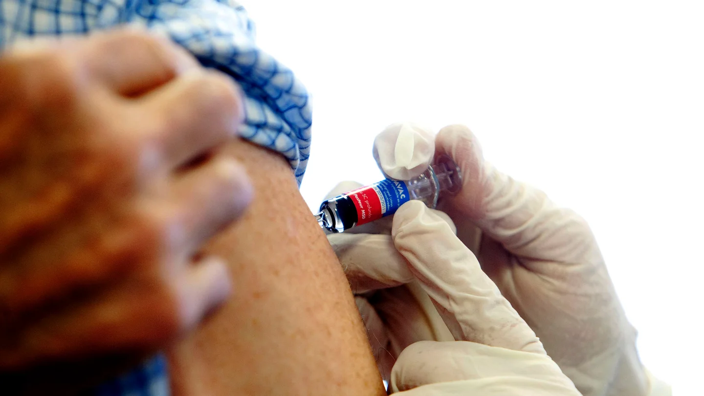 Una enfermera administra la vacuna de la gripe Una enfermera administra la vacuna de la gripe