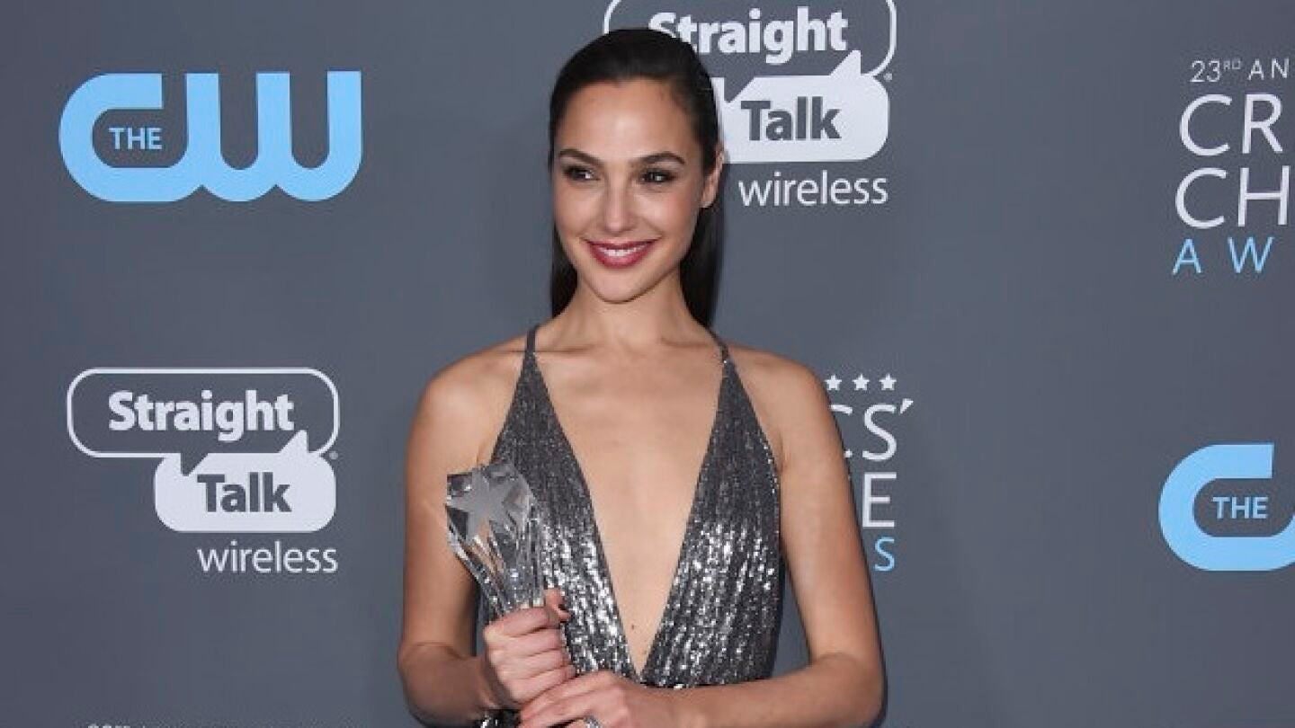 Gal Gadot, la actriz que interpreta a Wonder Woman, con su premio de los Critics' Choice Awards