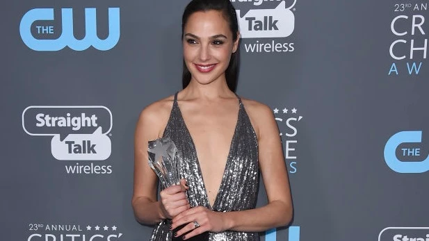 Gal Gadot, la actriz que interpreta a Wonder Woman, con su premio de los Critics' Choice Awards