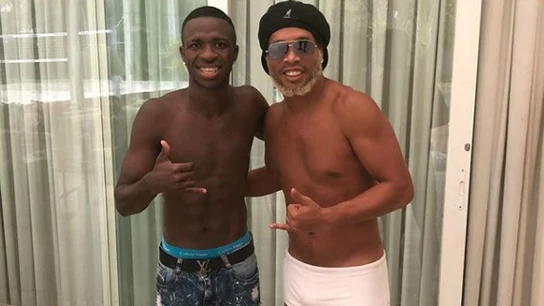 Vinicius, con Ronaldinho Vinicius, con Ronaldinho