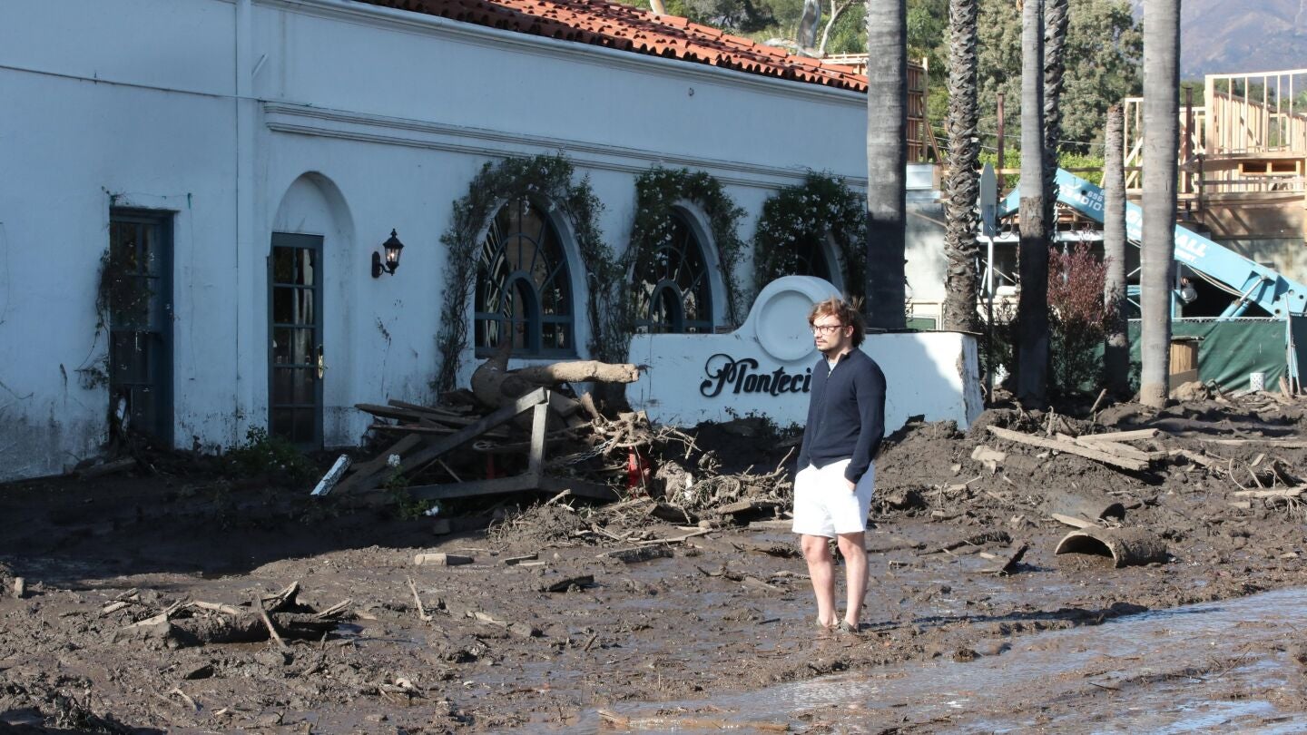Un hombre observa los da&ntilde;os despu&eacute;s de que fuertes lluvias causaron deslizamientos mortales en Montecito, California