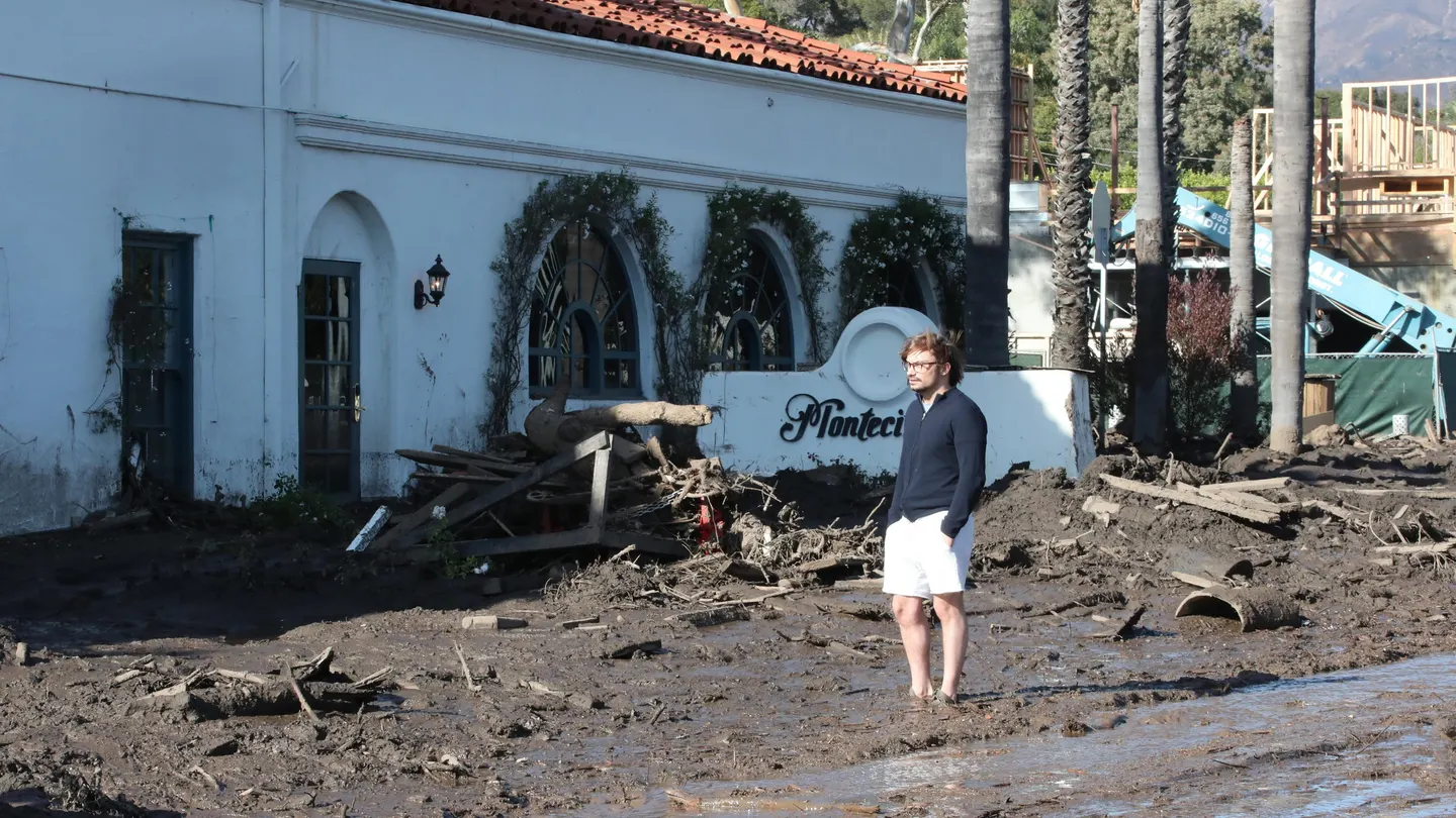 Un hombre observa los daños después de que fuertes lluvias causaron deslizamientos mortales en Montecito, California Un hombre observa los daños después de que fuertes lluvias causaron deslizamientos mortales en Montecito, California