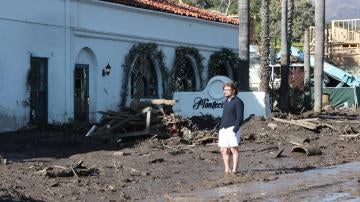 Un hombre observa los daños después de que fuertes lluvias causaron deslizamientos mortales en Montecito, California