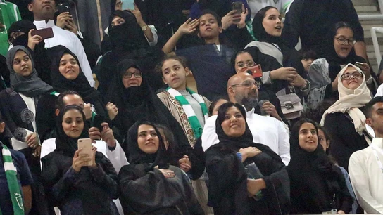 Mujeres presenciando por primera vez un partido en Arabia Saudí Mujeres presenciando por primera vez un partido en Arabia Saudí