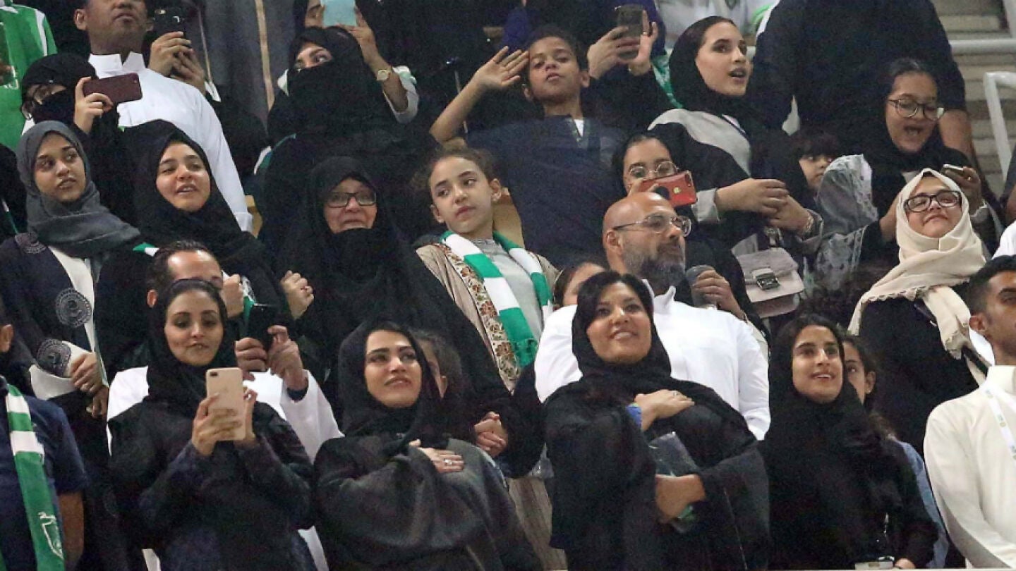 Mujeres presenciando por primera vez un partido en Arabia Saud&iacute;