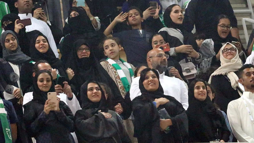 Mujeres presenciando por primera vez un partido en Arabia Saudí