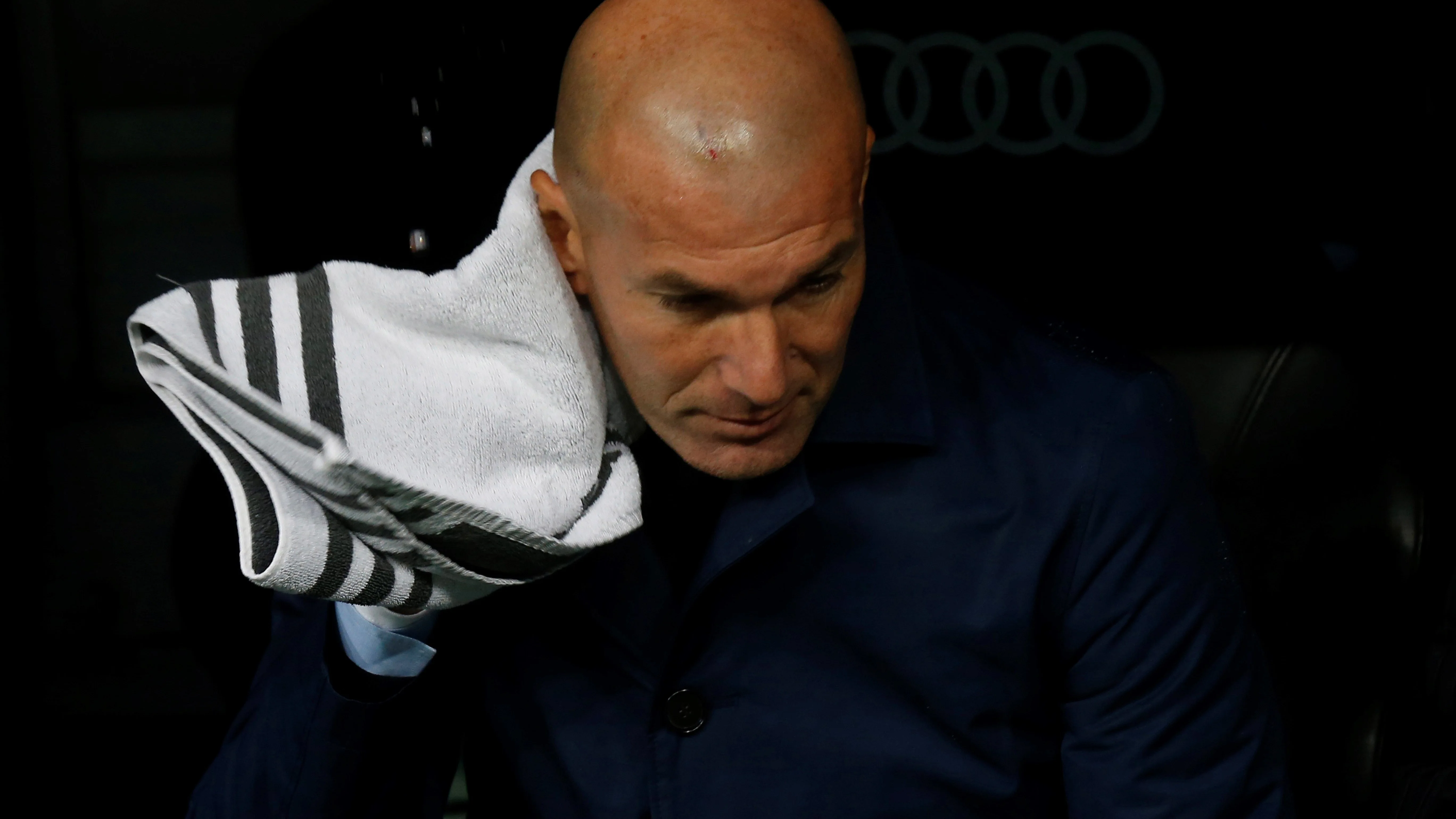 Zidane, en el banquillo del Bernabéu