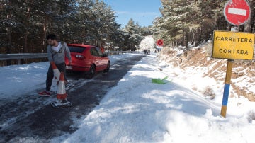 Carretera cortada por la nieve
