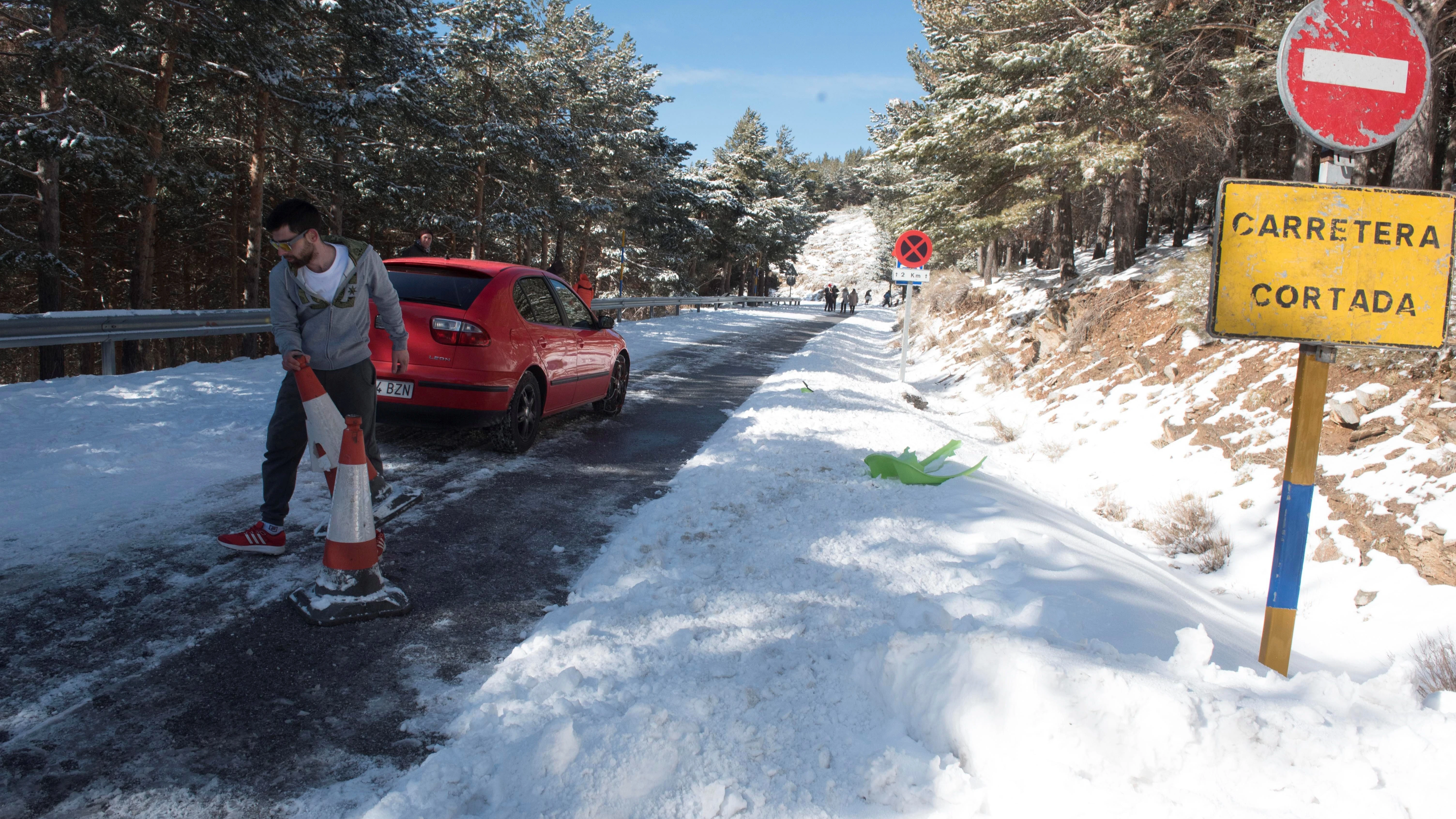 Carretera cortada por la nieve