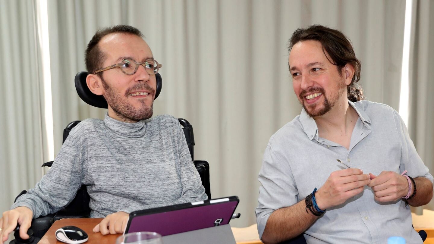 El secretario general de Podemos, Pablo Iglesias, junto a Echenique