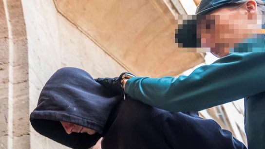Dos agentes de la Guardia Civil trasladan al Juzgado para que pase a disposición judicial al detenido Dos agentes de la Guardia Civil trasladan al Juzgado para que pase a disposición judicial al detenido