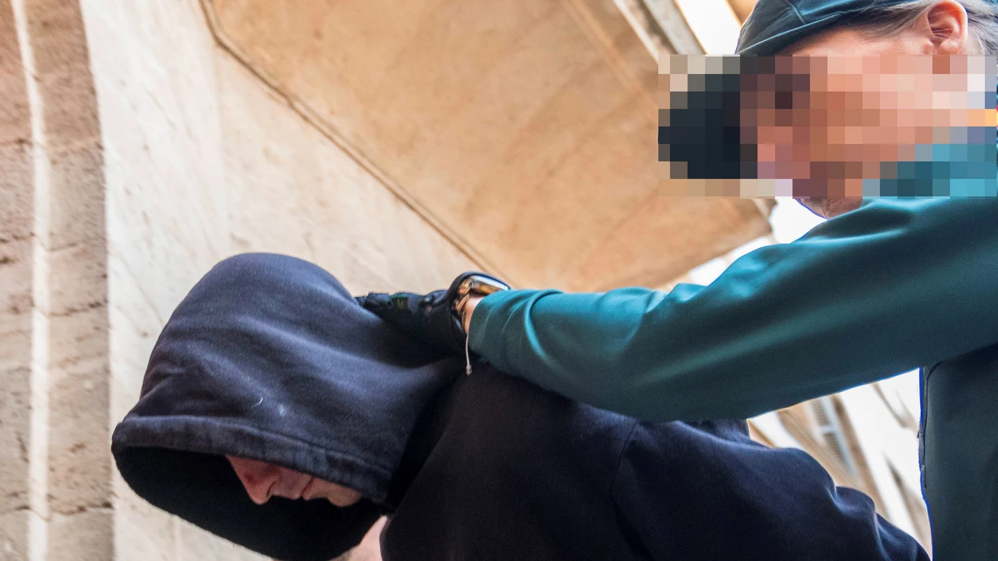 Dos agentes de la Guardia Civil trasladan al Juzgado para que pase a disposición judicial al detenido Dos agentes de la Guardia Civil trasladan al Juzgado para que pase a disposición judicial al detenido