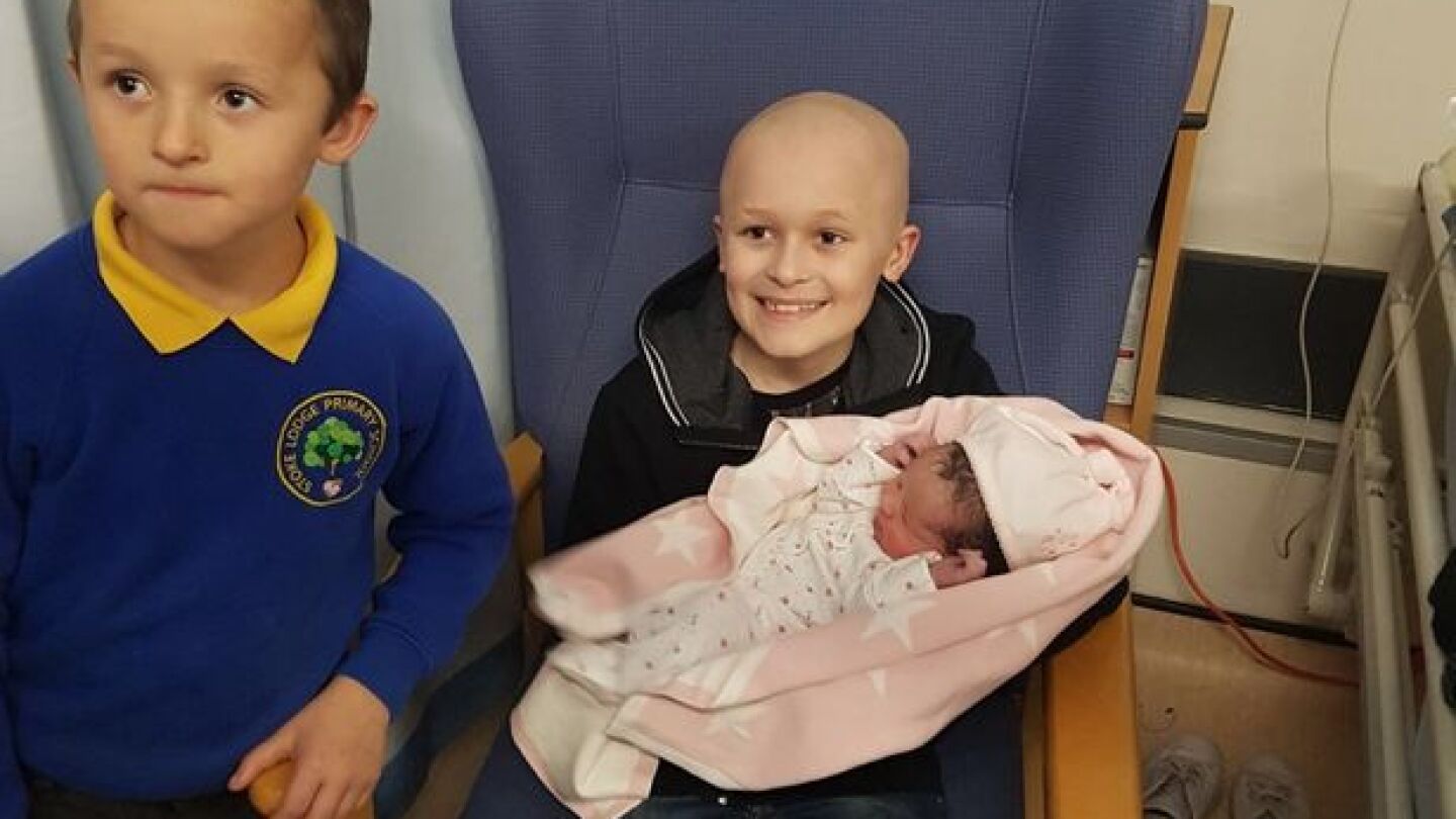 Cooper conociendo a su hermana por primera vez